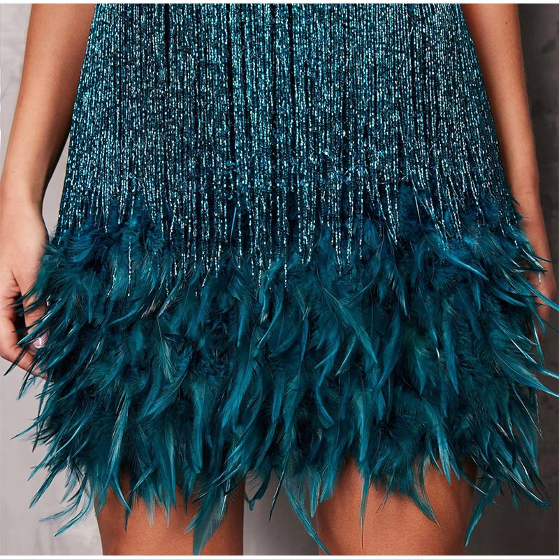 Vestido de Paetê Com Franjas e Plumas