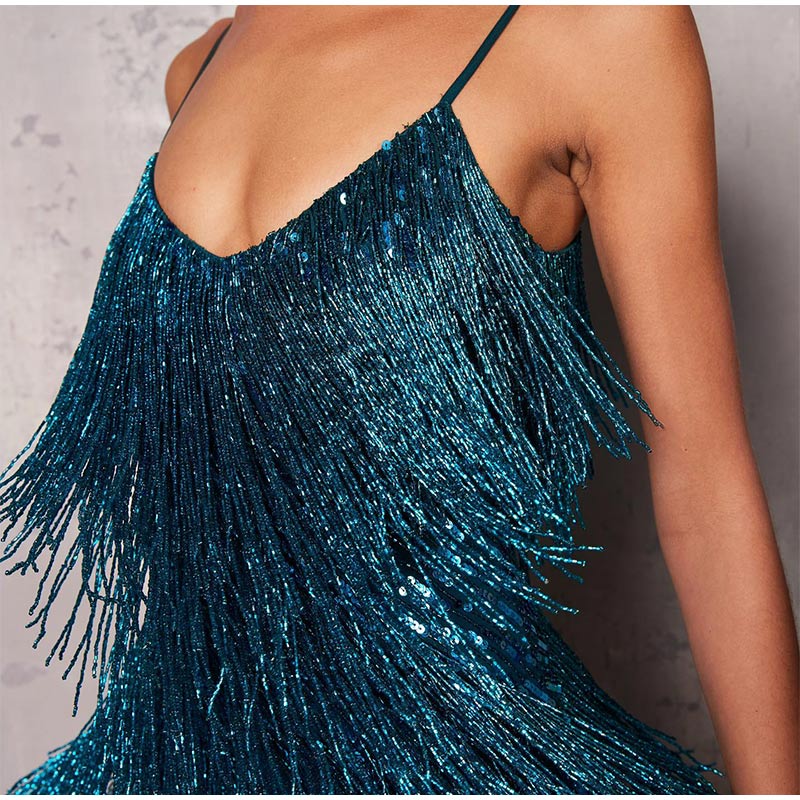 Vestido de Paetê Com Franjas e Plumas