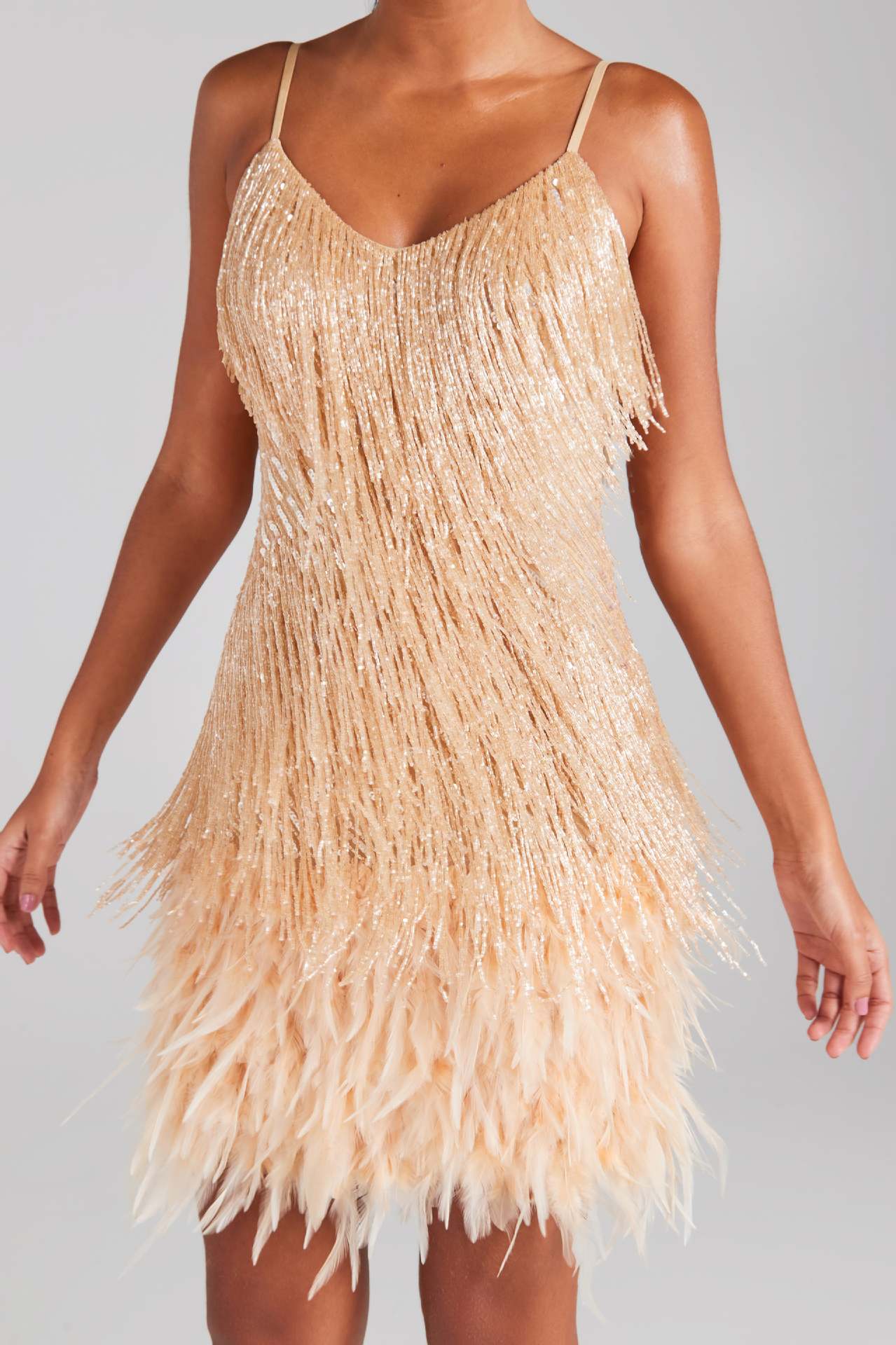 Vestido de Paetê Com Franjas e Plumas