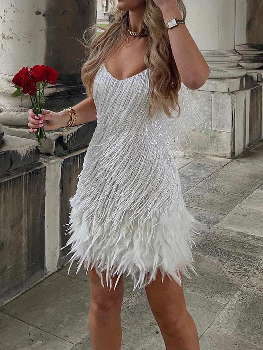 Vestido de Paetê Com Franjas e Plumas