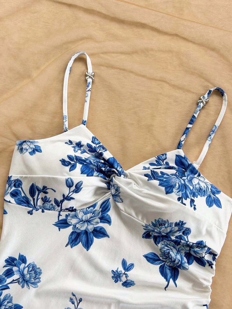 Vestido Mini Feminino Floral Evasê com Alça de Fivela Azul e Branco