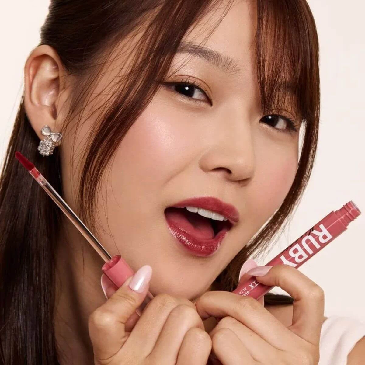 LIP FIX GLOSSY TINT KISS LOVELY PINK — imagem 3 | Farmácia Resyla