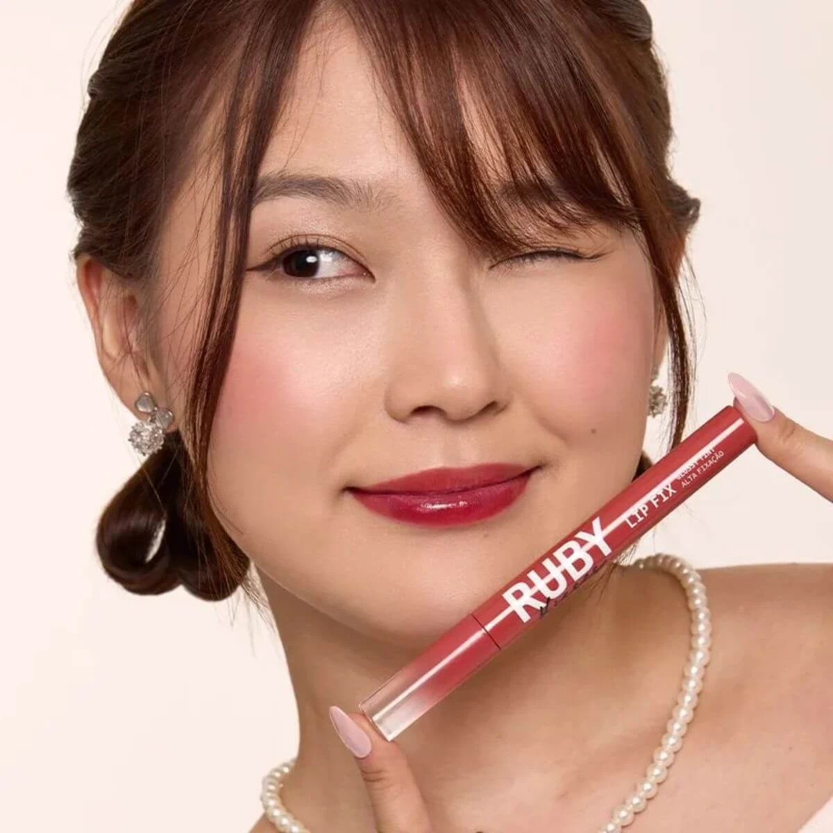 LIP FIX GLOSSY TINT CHERRY KISS - RUBY KISSES — imagem 3 | Farmácia Resyla