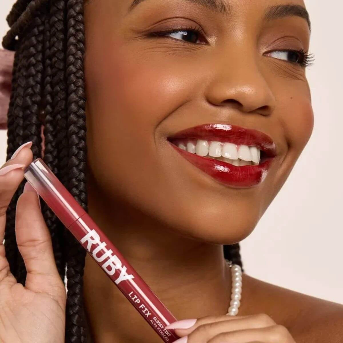 LIP FIX GLOSSY TINT KISS SWEET BROWN — imagem 3 | Farmácia Resyla