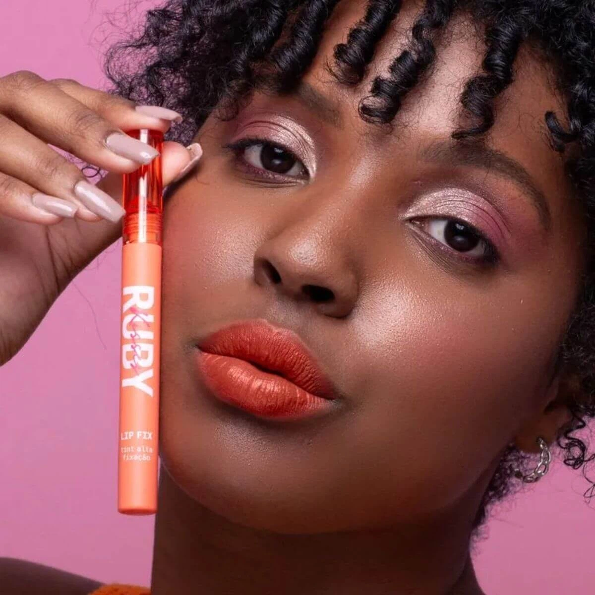 LIP TINT RUBY KISSES BOLD ORANGE ALTA FIXAÇAO — imagem 4 | Farmácia Resyla